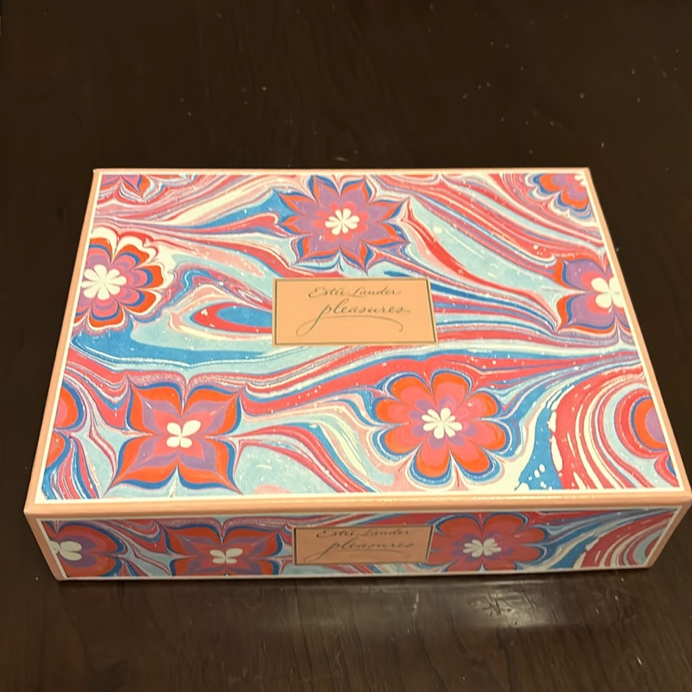 Estée Lauder Pleasures 3-piece perfume gift set.